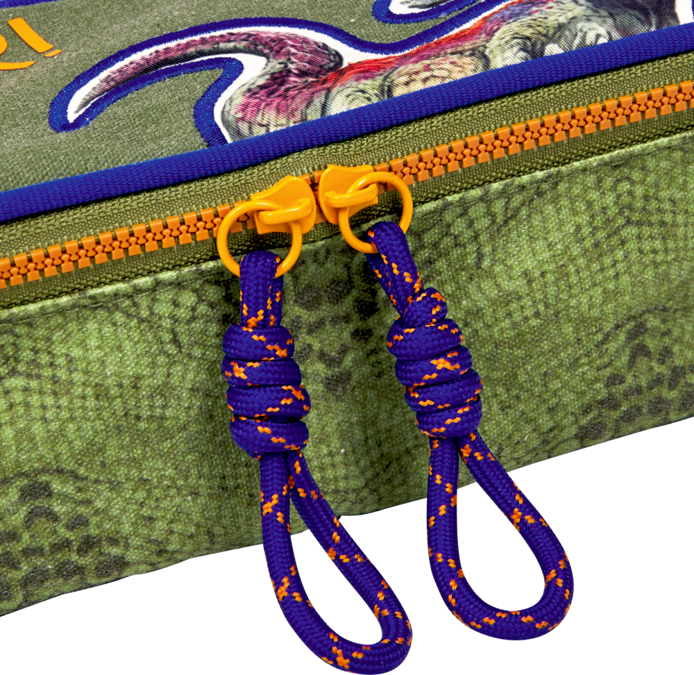 Grünes Stifte-Etui, zwei Reißverschlüsse, blaue und orange Kordeln, gelber Reißverschluss.