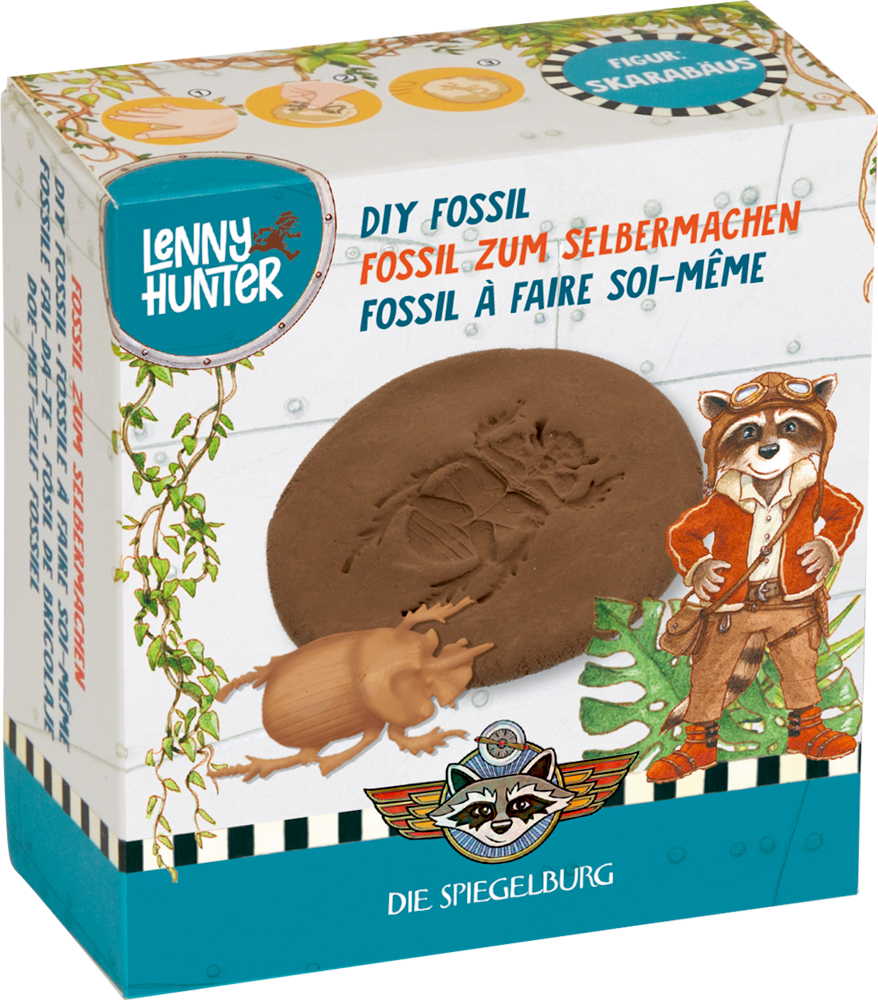 "Blaue Pappschachtel mit dem Waschbären Lenny Hunter und einem Skarabäus-Abdruck in einer braunen Modelliermasse. "