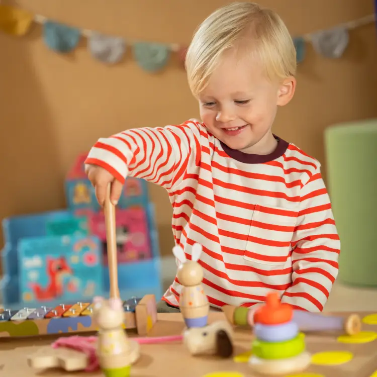 Stimmungsfoto Kind spielt mit Holzspielsachen