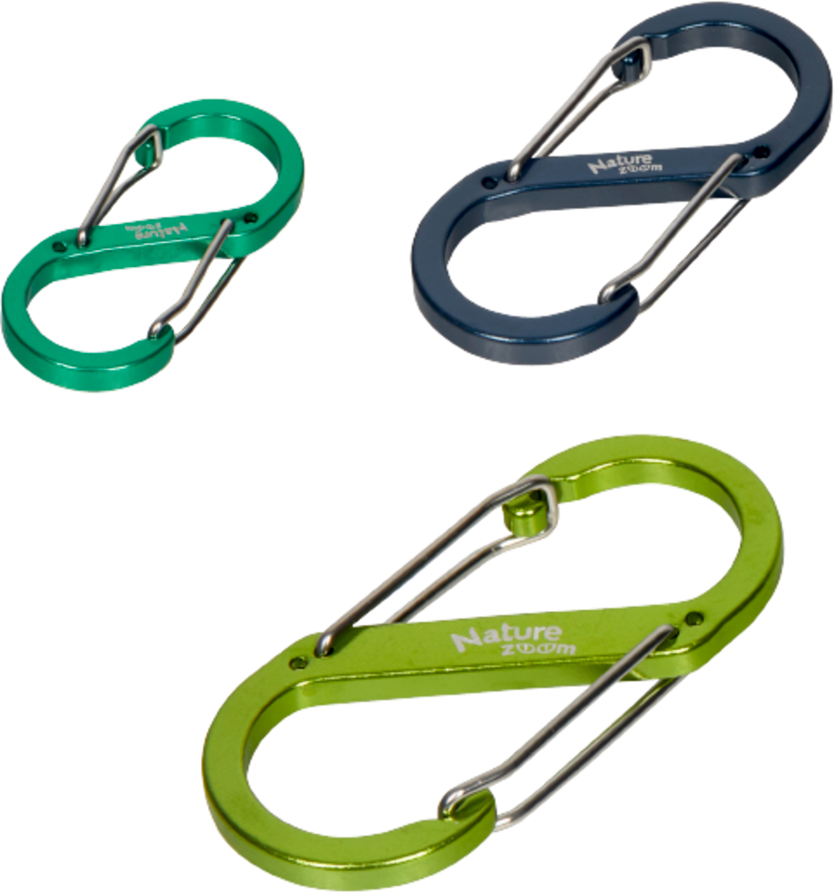 Drei Metallkarabiner – grün, blau und hellgrün – sind auf weißem Hintergrund angeordnet.
