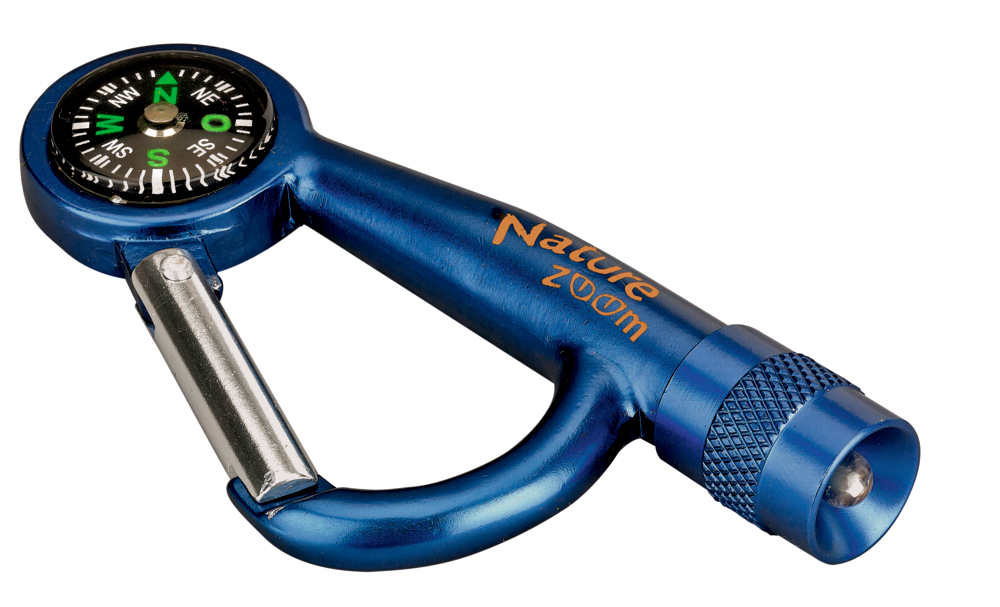 3 in 1 Karabinerhaken Nature Zoom mit Taschenlampe und Kompass Blauer Karabiner mit Kompass, Taschenlampe und Nature Zoom-Etikett, isoliert auf weißem Hintergrund.