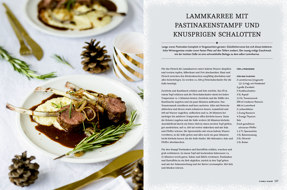 Zwei Teller Lammkarree mit Pastinakenpüree, knusprigen Schalotten und Sauce, garniert mit Rosmarin und Zapfen.