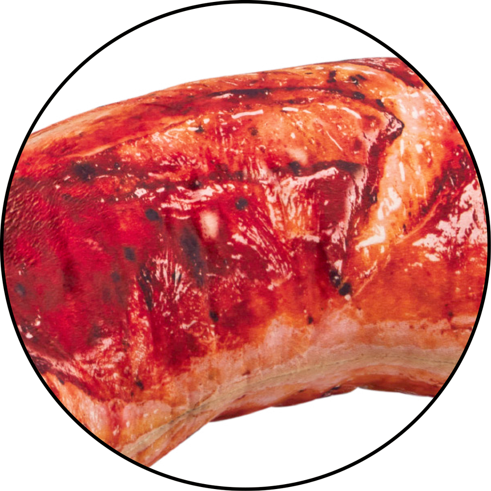 Nahaufnahme von einer gegrillten Wurst mit glänzender, brauner und leicht angebrannter Oberfläche im runden Rahmen.