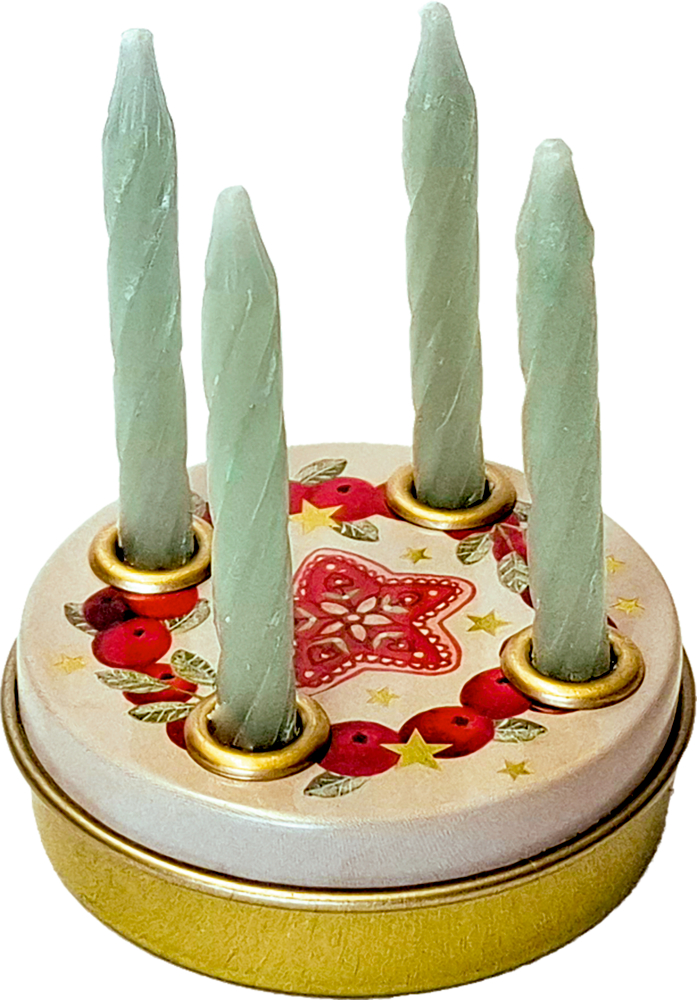 Vier mintfarbende Mini-Spiralkerzen in einer runden Metaldose, verziert mit roten und goldenen Sternen und Beeren.