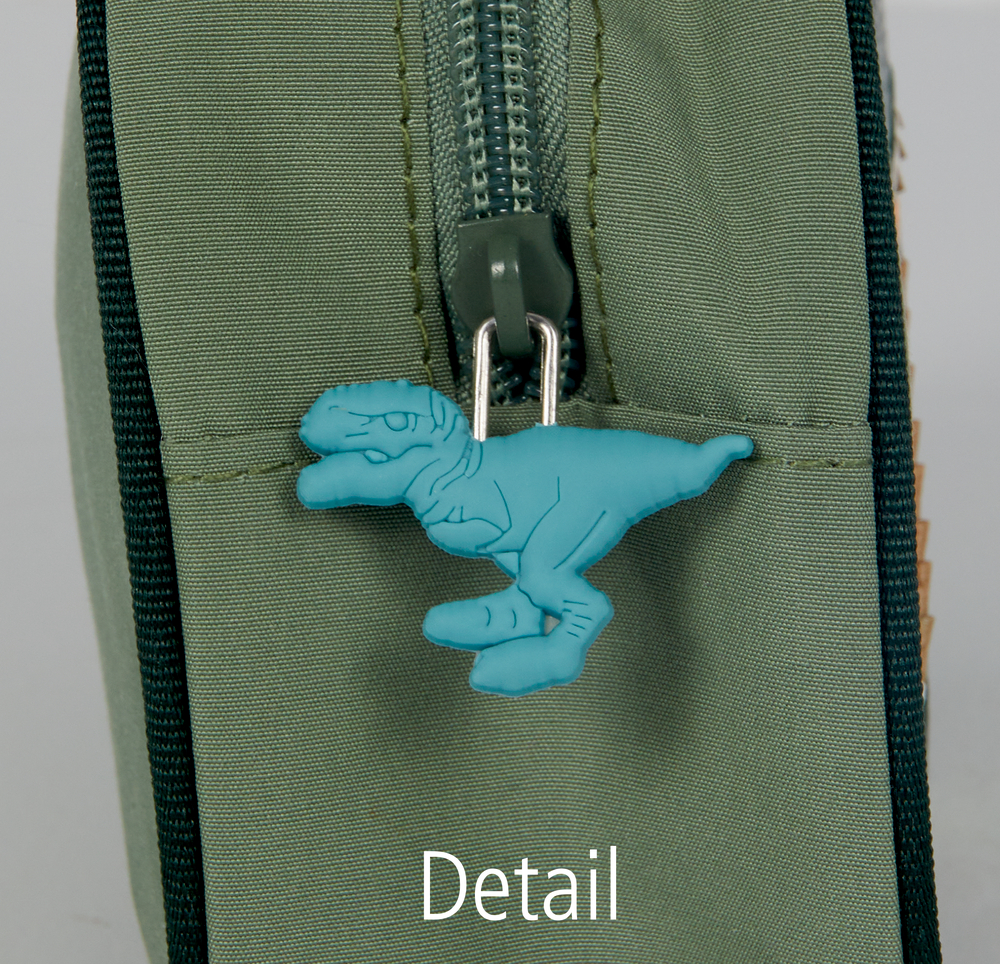 Blauer Reißverschlussanhänger in Dinosaurierform an einer grünen Stofftasche, in Nahaufnahme gezeigt.