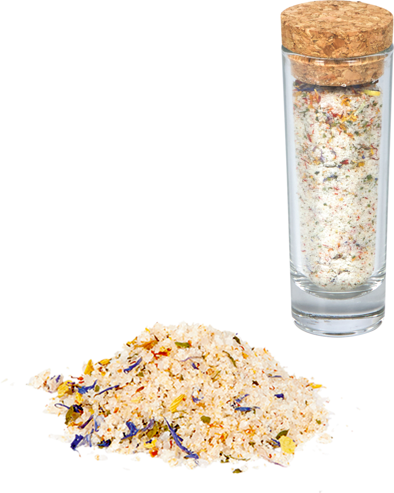 Ein Glas mit Kräutersalz und Korkdeckel. Daneben liegt ein kleiner Salzhaufen.