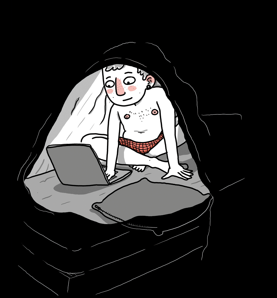 Jemand in Unterwäsche sitzt unter einer Decke und benutzt einen Laptop in einem dunklen, gemütlichen Raum.