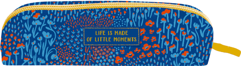Blau gemustertes Etui mit roten Blumen, gelbem Reißverschluss und dem Text: „Life is made of little moments.“.