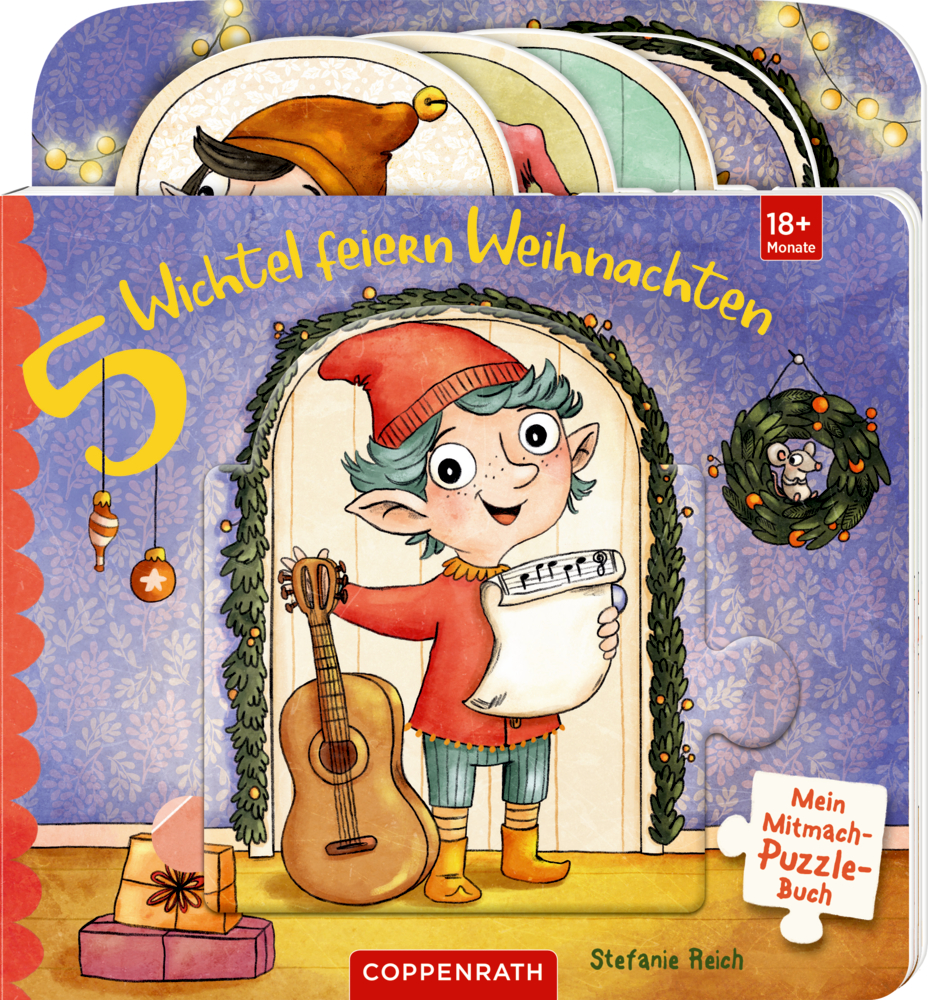 Kinderbuch mit gezeichnetem Wichtel in roter Kleidung, Gitarre und Notenblatt, im weihnachtlich geschmückten Raum. Oben Pappkarten zum Herausnehmen.