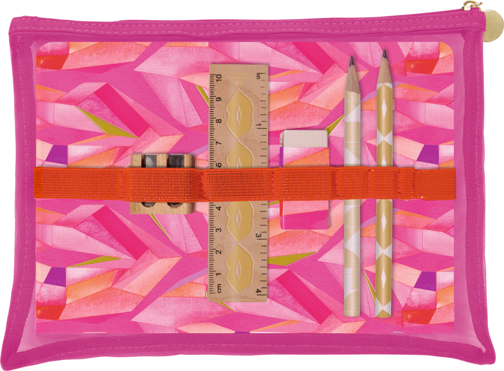 Rosa Federmäppchen mit Reißverschluss, zwei Bleistiften, einem Lineal und einem Spitzer, befestigt durch ein Gummiband um ein Notizbuch.