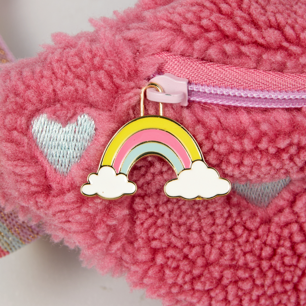 Rosa Flauschtasche mit weißen Herzen und einem Reißverschluss mit Regenbogen und Wolken.