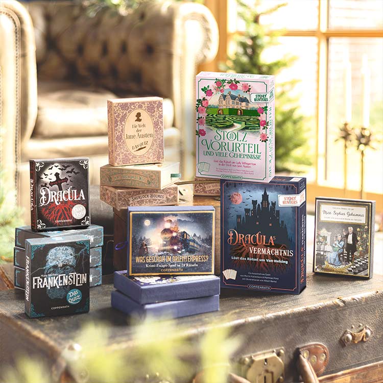 Auf einer Truhe steht eine Zusammenstellung aus vielen Spielen und Rätseln zu Themen wie Weihnachten, Dracula und Stolz & Vorurteil. 