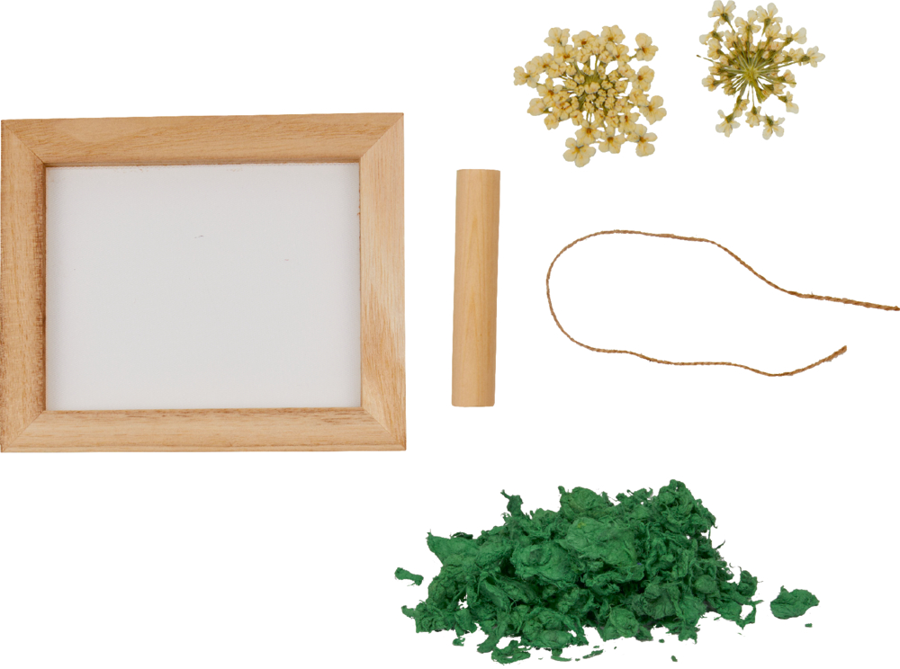 Holzrahmen, kleine Blumen, Stock, Schnur und grünes Papierfetzen auf weißem Hintergrund angeordnet.