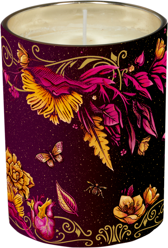 Kerze im Glas - Passion for Pages Dekorative Kerze im Glas mit Blumen-, Schmetterlings- und Herzmustern vor dunklem Hintergrund.