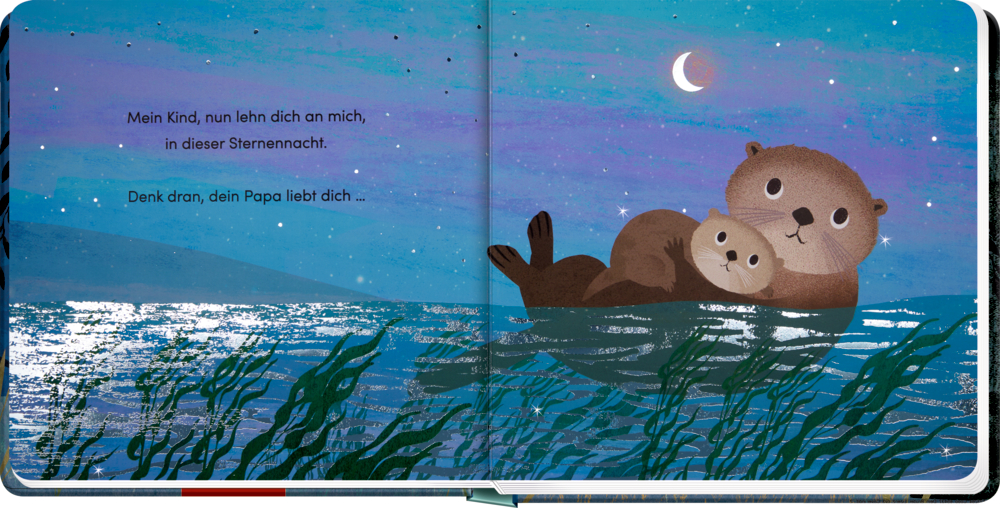 Zwei Otter liegen nachts im Wasser, das Junge auf dem Bauch des größeren Otters, umgeben von Wasserpflanzen und Sternenhimmel.