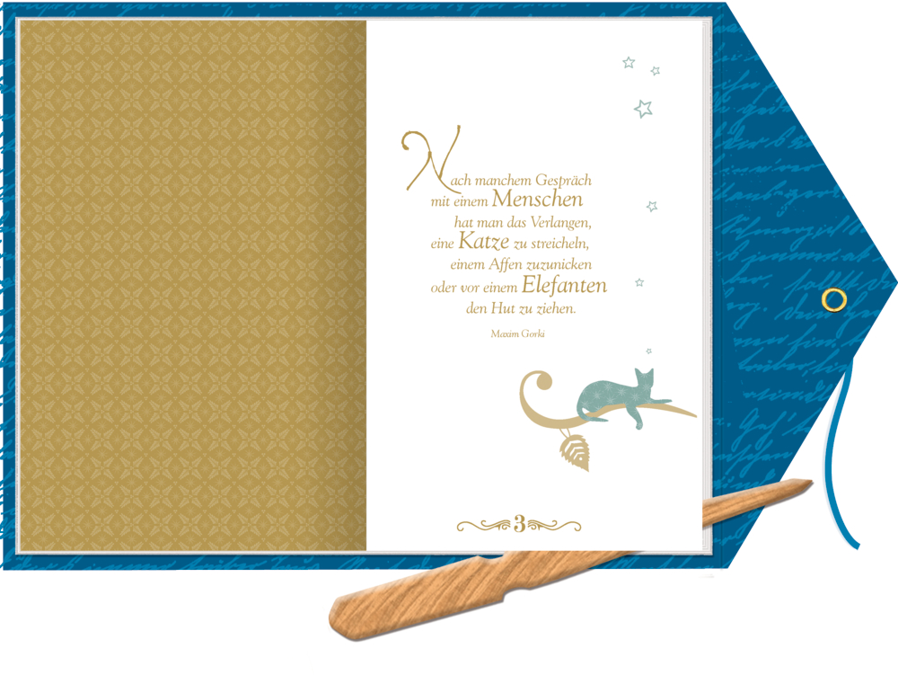Offenes Buch mit goldbrauner und weißer Doppelseite, Zitattext, blauer Katze und Holzstift auf blauem Einband.