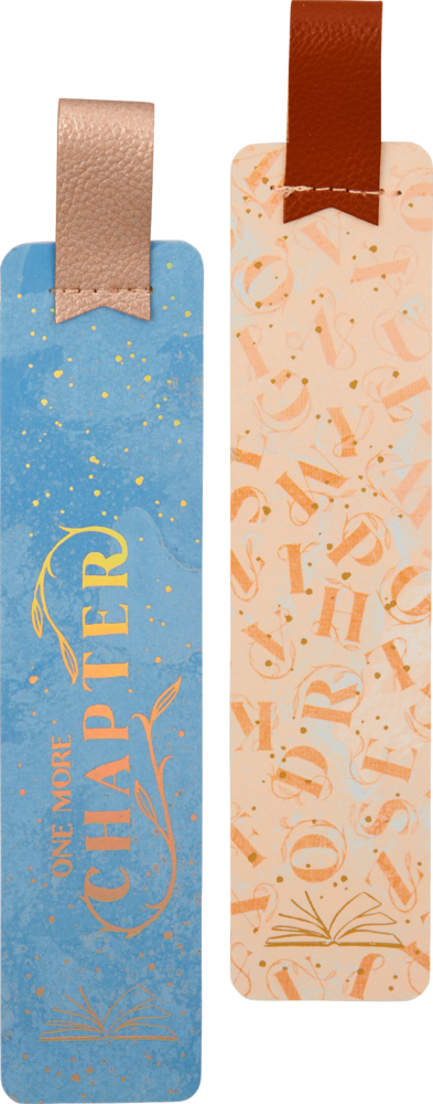 Lesezeichen - BücherLiebe Zwei rechteckige Lesezeichen mit Lederlasche: eines blau mit „One More Chapter“, eines pfirsichfarben mit Buchstaben.