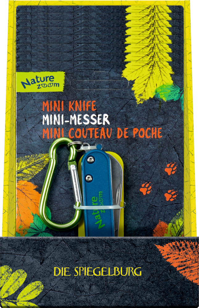 Blaues Taschenmesser mit grünem Karabiner auf einer Nature Zoom-Verpackung mit Blatt- und Pfotenabdruck.