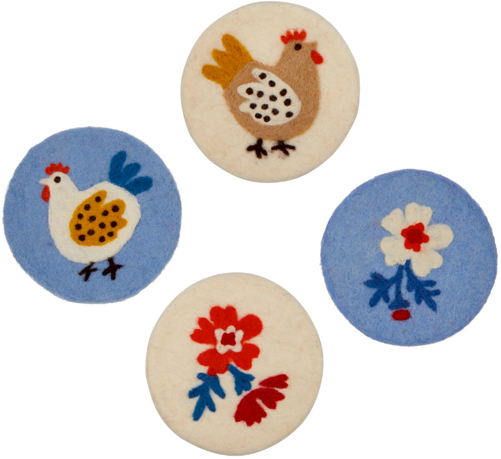 Filz-Untersetzer - LandLust (4er Set) Vier runde Filzuntersetzer mit gestickten Hühnern und Blumen in Blau, Weiß und Rot.