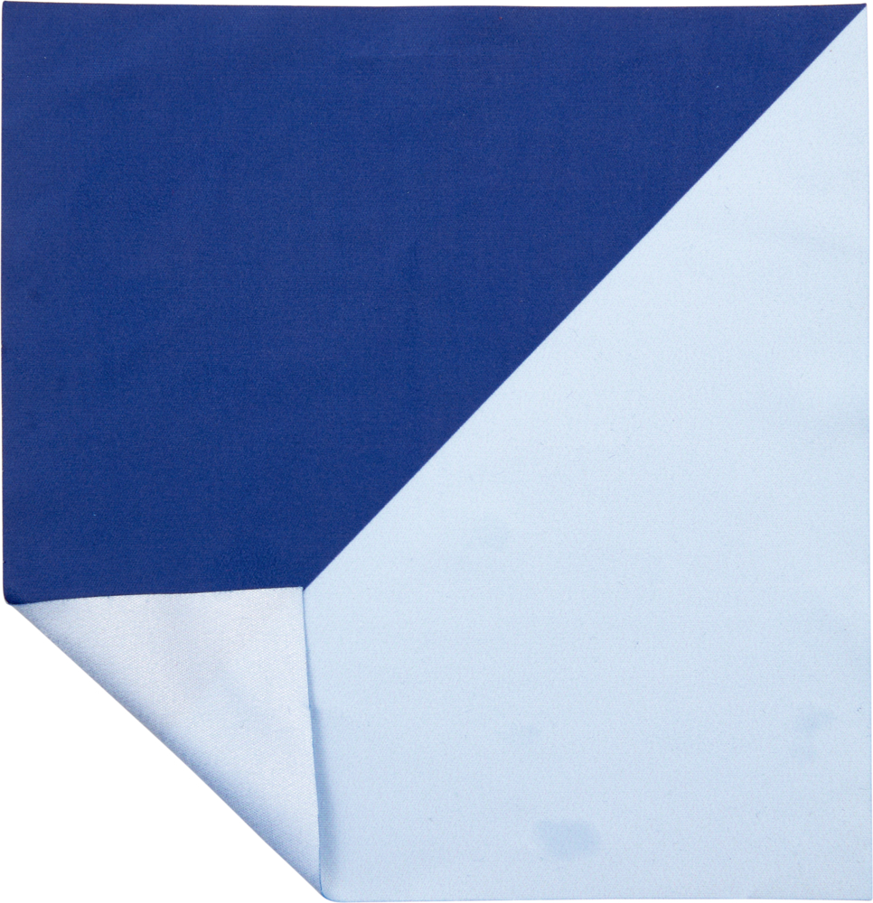 Ein blaues und hellblaues quadratisches Brillenputztuch mit einer umgefalteten Ecke.
