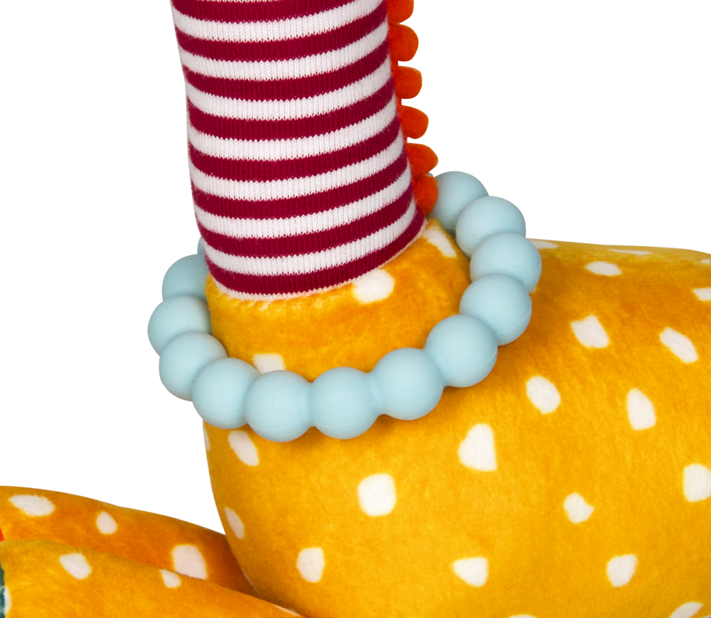 Nahaufnahme einer hellblauen Perlenkette am Hals eines gelben Stofftiers.