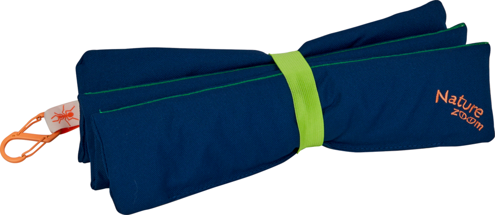 Gefaltete navyblaue Sitzmatte mit grünem Gurt gesichert, orangefarbener Karabinerhaken befestigt.