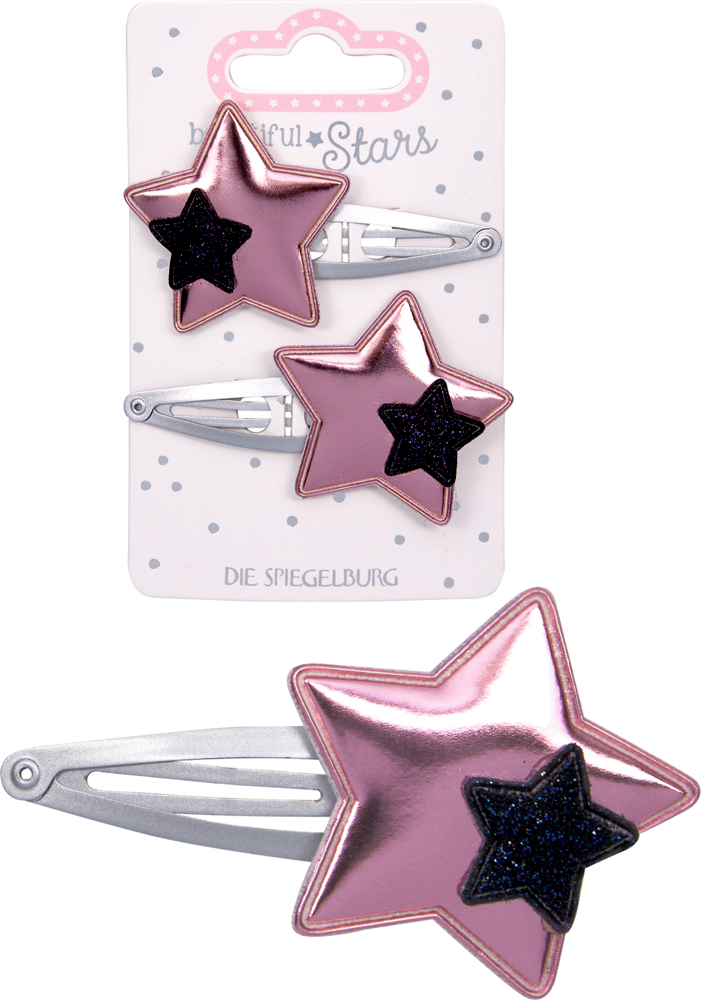 Eine silberne Haarspangen mit rosafarbenen Stern und kleinem schwarzen Glitzerstern darauf, dadrüber zwei Haarspangen auf der Produktverpackung.