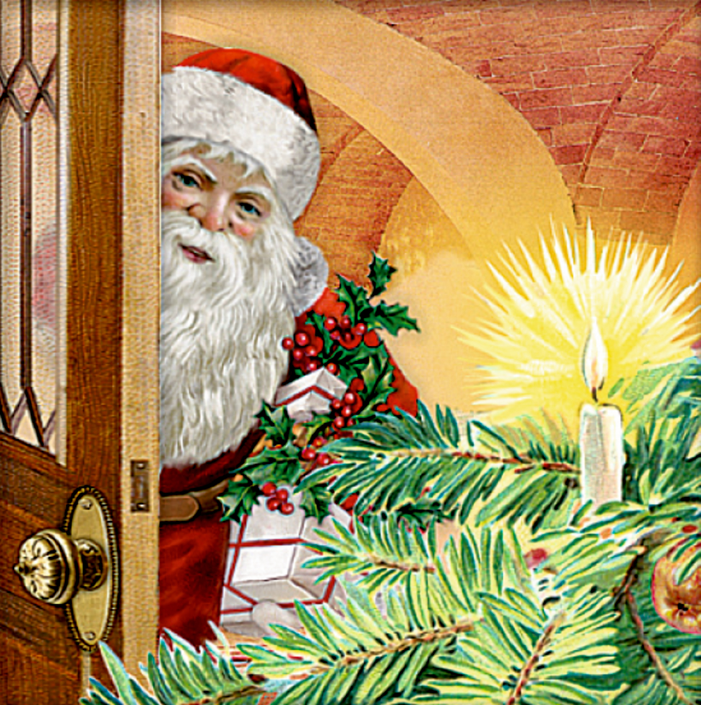 Der Weihnachtsmann schaut mit Geschenken durch eine Tür neben einer leuchtenden Kerze auf einem geschmückten Weihnachtsbaum.