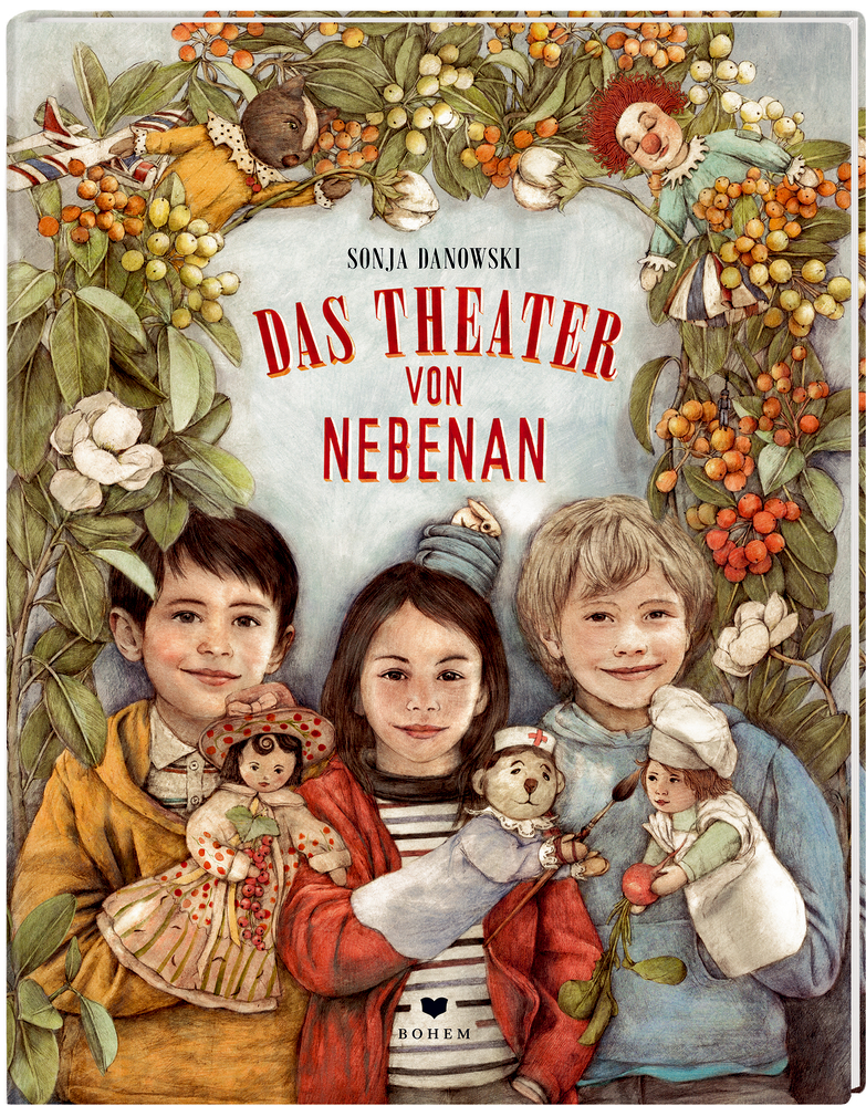 Das Theater von nebenan Drei Kinder mit Puppen, umrahmt von belaubten Zweigen und Beeren; Cover-Artwork für „Das Theater von Nebenan“.