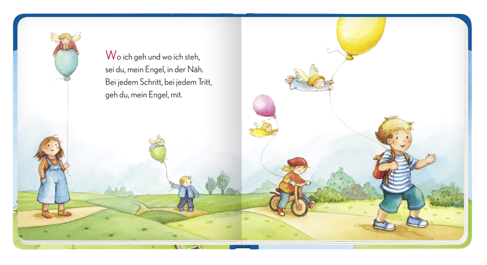 Kinder spielen im Freien und halten jeweils einen Ballon in der Hand, auf dem ein kleiner Engel sitzt.