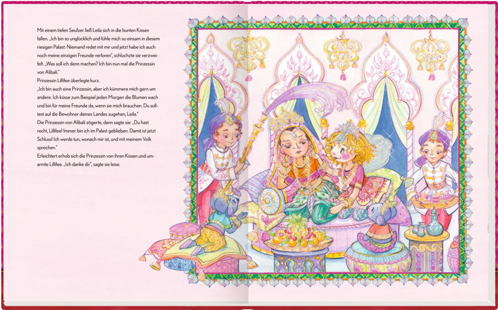 Vier Kinder in königlichen Kostümen sitzen auf verzierten Kissen in einem üppig dekorierten, farbenfrohen Raum.