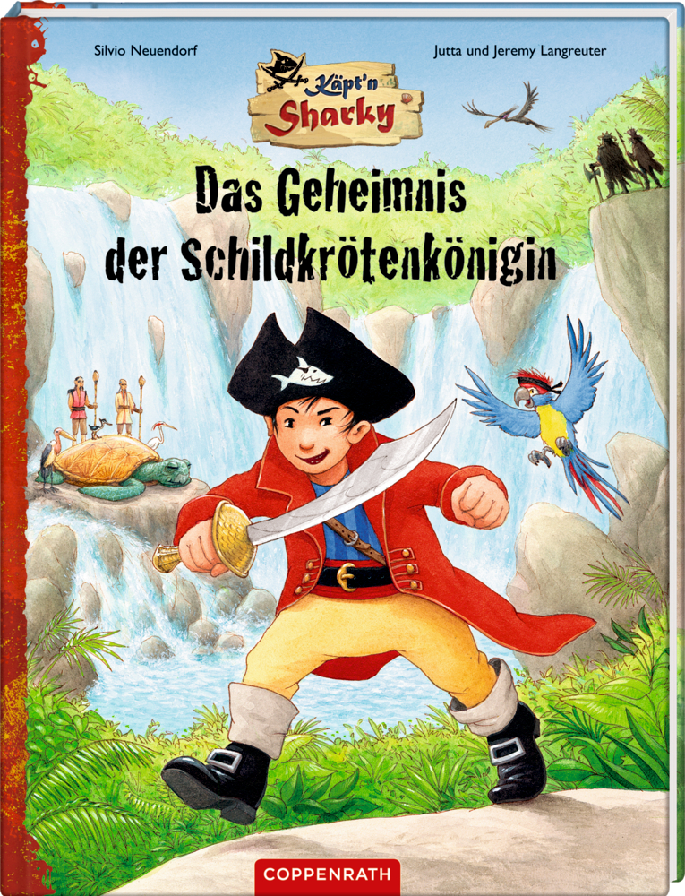 Käpt'n Sharky - Das Geheimnis der Schildkrötenkönigin Lächelnder Piratenjunge mit Papagei auf dem Arm steht vor einem Wasserfall, im Hintergrund ist eine große Schildkröte zu sehen.