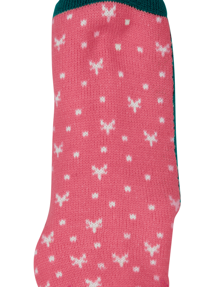 Rosa Stricksocke mit weißem Schneeflockenmuster und dunkelgrüner Socken-Sohle.