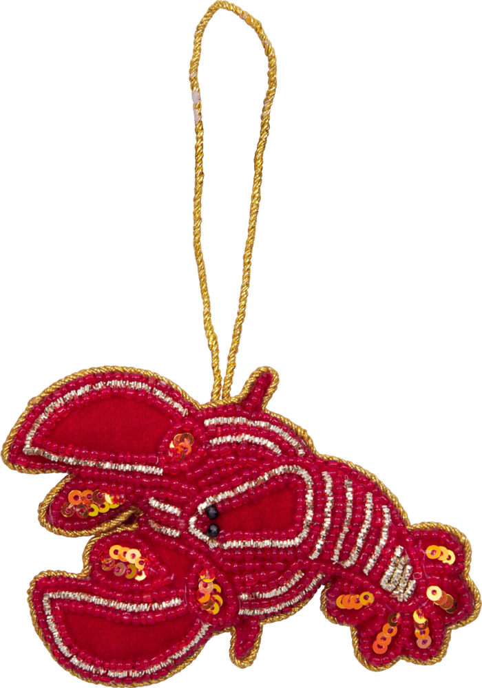 Roter Anhänger in Form eines Hummers mit goldfarbenen und silbernen Perlen sowie Pailletten und goldener Aufhängeschnur.