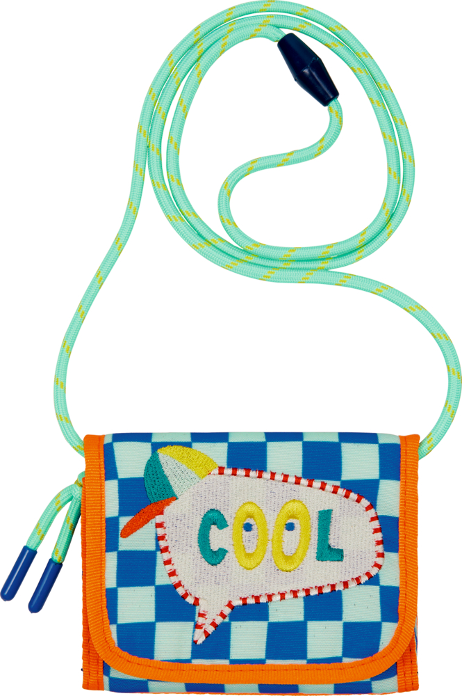 Brustbeutel Cool - Bunte Geschenke  Blau-weiß karierte Geldbörse mit „COOL“-Schriftzug, orangefarbenem Rand und blaugrünem Band.