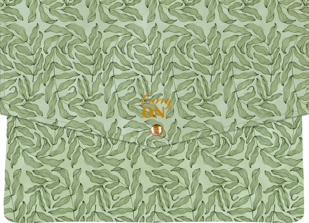 Notebook-Mappe - Colours of the Seasons Grüner Umschlag mit Blattmuster, goldener Aufschrift „Carry ON“ über einem runden goldenen Knopfverschluss.