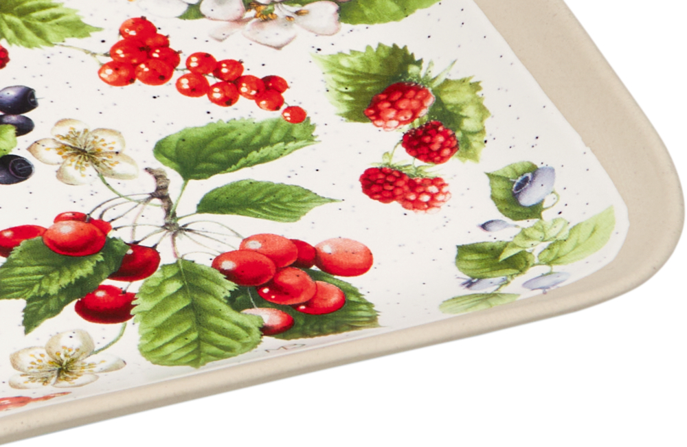 Nahaufnahme der Beerenornamente auf einem weißen Tablett.