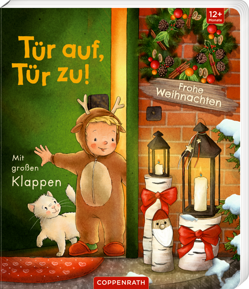 Tür auf, Tür zu! Ein Kind im Rentierkostüm und eine weiße Katze stehen an einer festlich geschmückten Weihnachtstür, auf dem Cover von "Tür auf, Tür zu!".