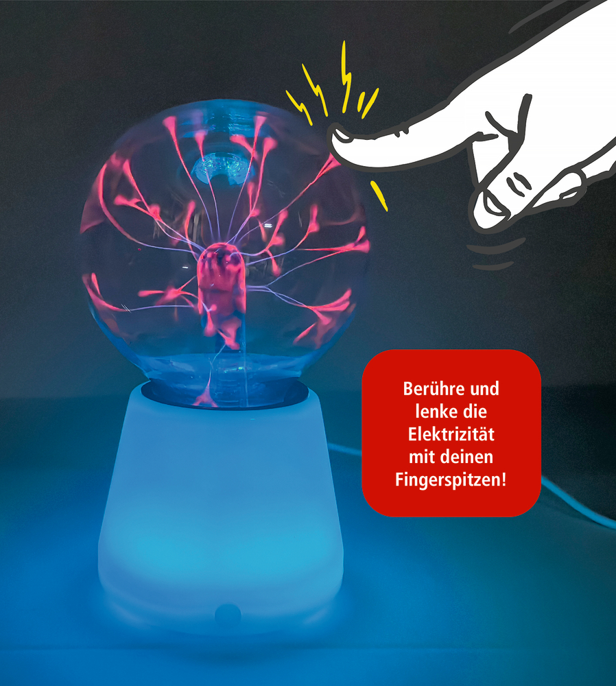Plasmakugel mit leuchtenden, farbigen Entladungen auf blauem Sockel und gezeichneter Hand mit gelben Blitzen.