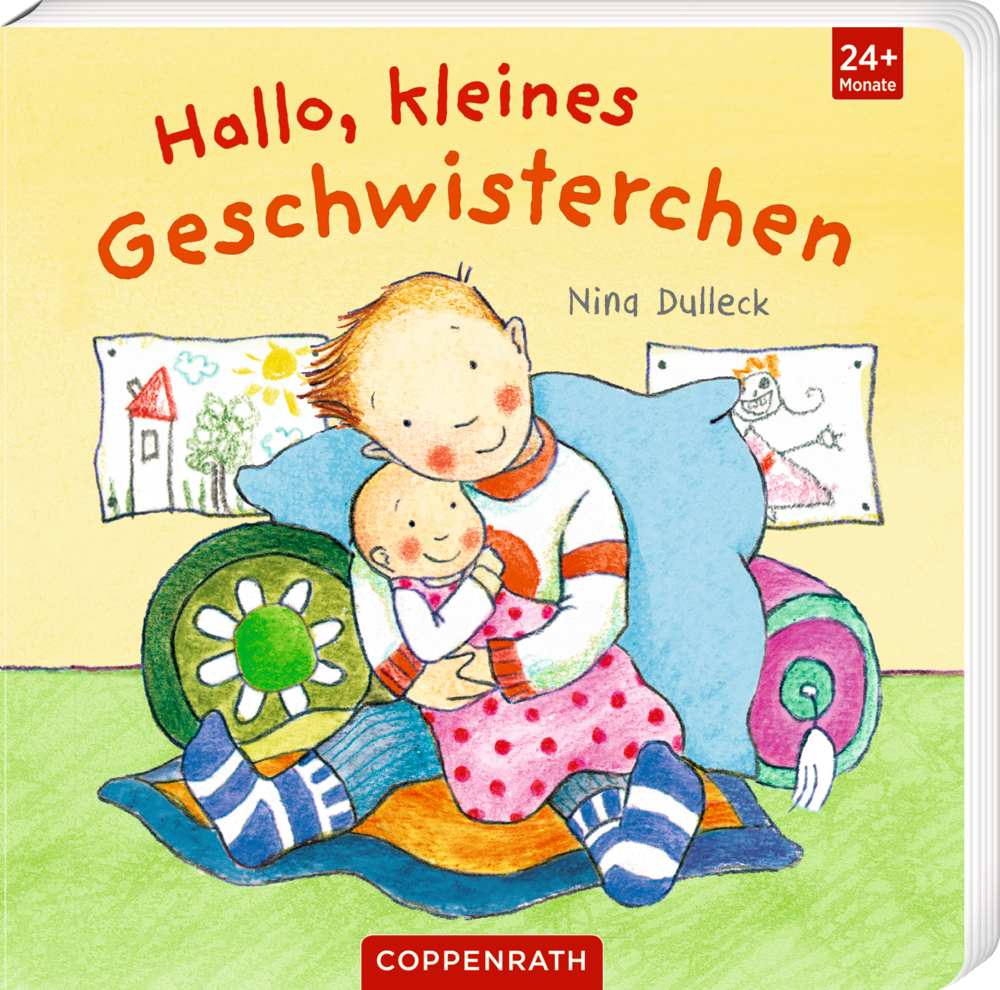 Hallo, kleines Geschwisterchen Kind umarmt Baby und im Hintergrund Spielzeug und Zeichnungen, auf dem Cover von "Hallo, kleines Geschwisterchen".