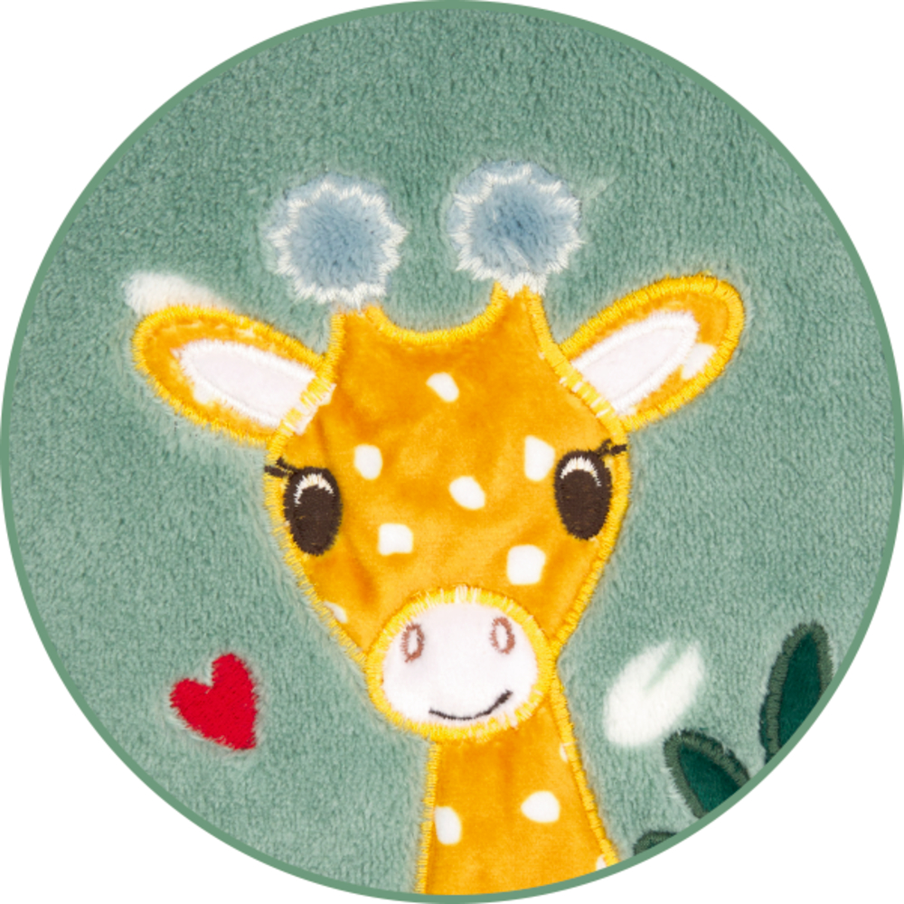 Nahaufnahme eines gestickten, gelben Giraffenkopfes.