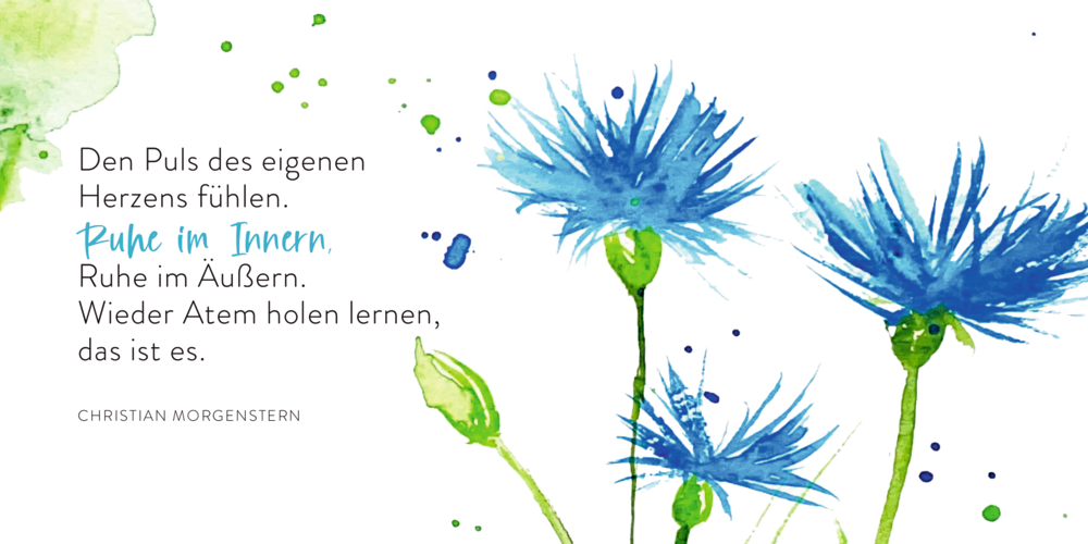 Blaue Aquarellblumen mit einem Zitat zum inneren Frieden von Christian Morgenstern vor weißem Hintergrund, einer Doppelseite.