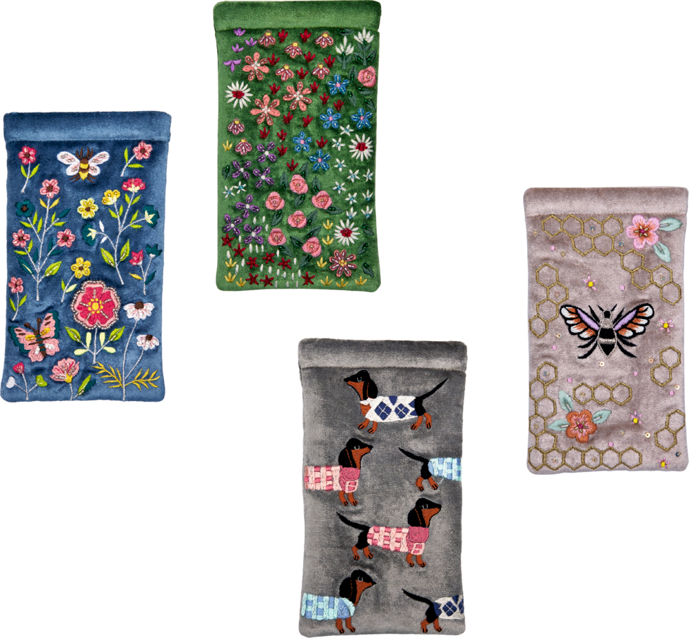 Vier bestickte Brillenetuis mit Blumen-, Insekten- und Dackelmotiven in Blau, Grün, Grau und Beige.
