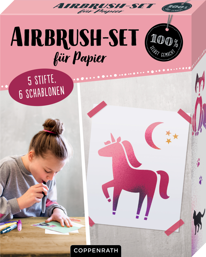 Mädchen nutzt Airbrush-Stifte; fertiges Kunstwerk mit pinkem Einhorn und Mond neben ihr.