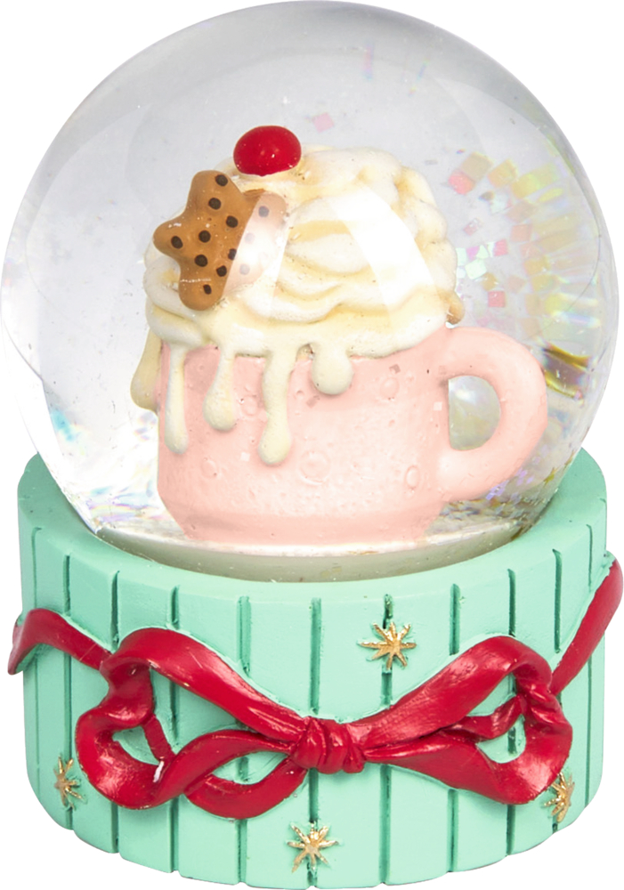 Schneekugel mit rosa Tasse, darin Sahne, Keks und Kirsche, auf grünem Sockel mit roter Schleife.