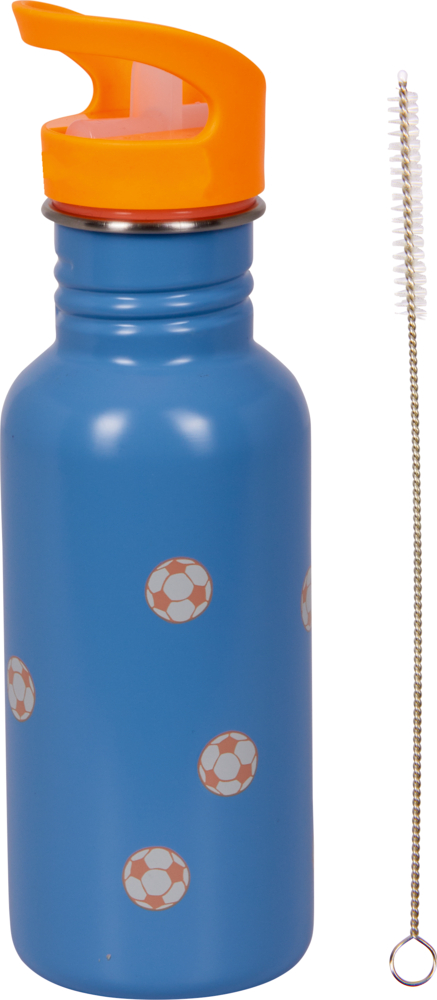 Blaue Wasserflasche mit Fußballmuster und orangefarbenem Deckel, daneben eine Reinigungsbürste für Strohhalme.