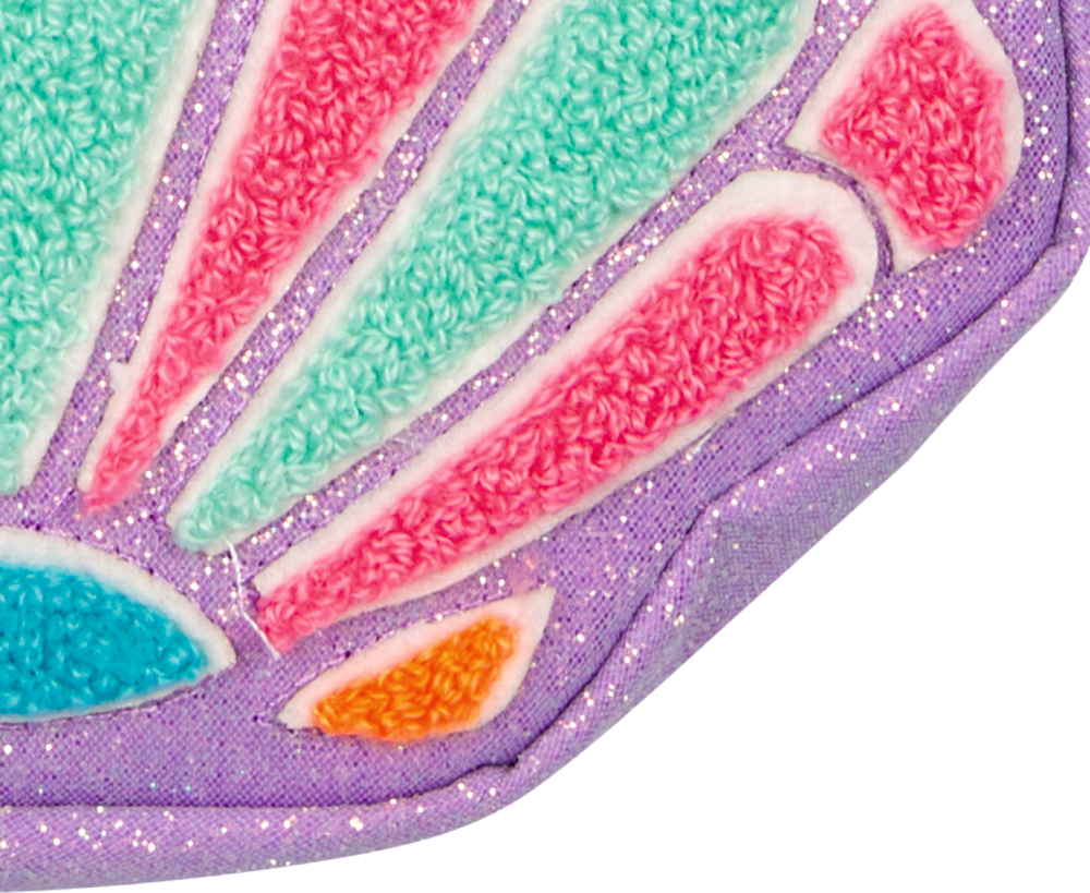 Nahaufnahme eines bunten, strukturierten Muschel-Täschchens mit rosa, türkis, orange und lila Aufsätzen.