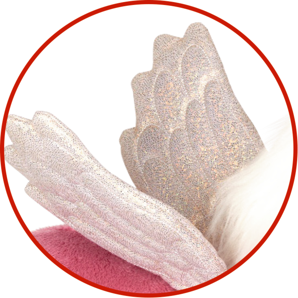 Nahaufnahme von glitzernden weißen Stoffflügeln auf rosa Plüsch.