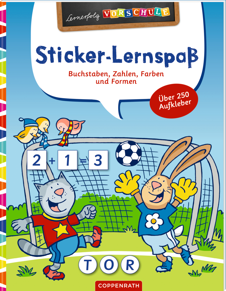 Lernerfolg Vorschule: Sticker-Lernspaß (Fußball) Zwei Tiere spielen Fußball vor einem Tor; auf dem Spielfeld sind Mathe- und Buchstabenaufkleber verstreut.