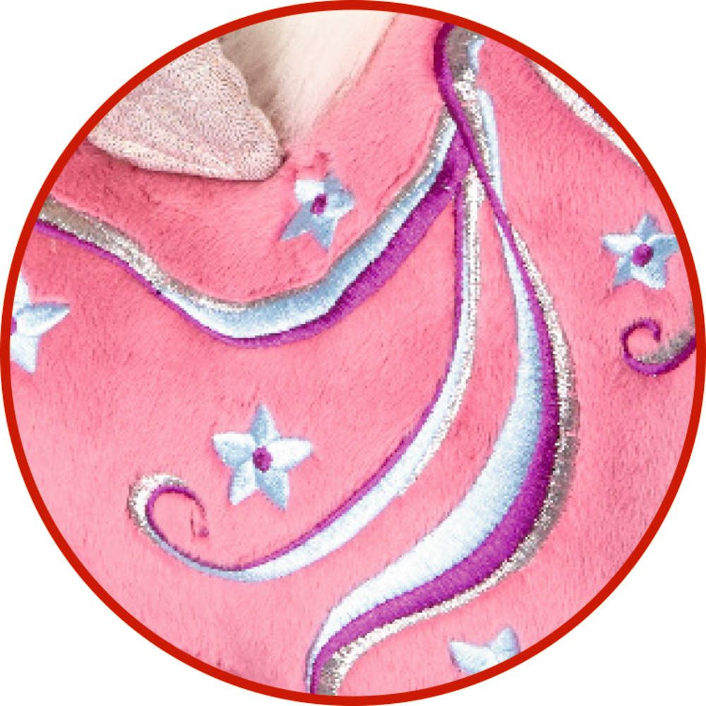 Nahaufnahme von rosa Stoff mit blauen und violetten gestickten Blumen und Wirbeln.